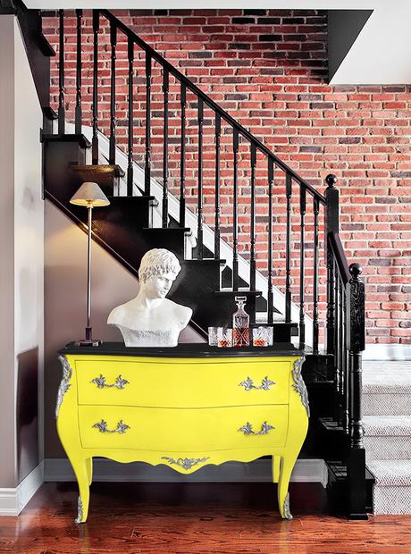 Le mur en briques, c’est chic ! mur en briques associé à une commode baroque de style Louis XV jaune fluo Royal Art Palace
