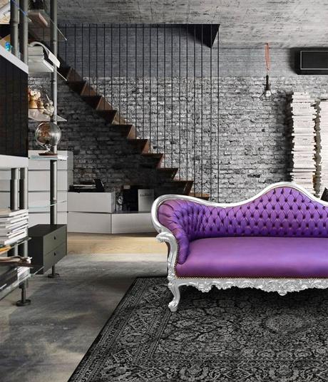 Le mur en briques, c’est chic ! mur en briques associé à un canapé Napoléon III mauve Royal Art Palace