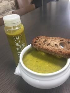 DETOX ET LEGERETE AVEC CETTE RECETTE DE SOUPE DE COURGETTES @yaquoidansmonfrigo.com