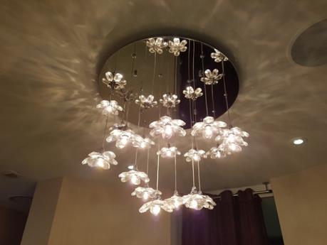 Séjour bien-être : le joli lustre du SPA Séjour bien-être : le joli lustre du SPA