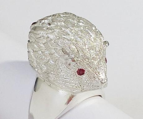 Modeles de chevalières en or et argent chevaliere hérisson en argent et rubis