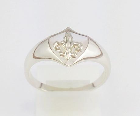 Modeles de chevalières en or et argent chevaliere or blanc fleur de lys en relief