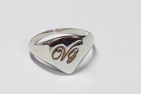 Modeles de chevalières en or et argent chevaliere en or 18k avec initiales gravées en creux