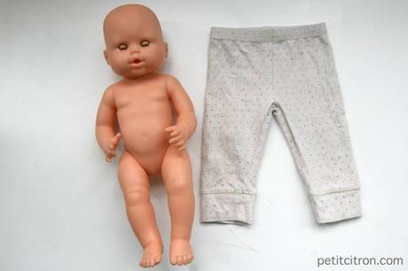 Nouveau DIY spécial recyclage : retailler un pantalon de bébé pour en faire un vêtement de poupon Nouveau DIY spécial recyclage : retailler un pantalon de bébé pour en faire un vêtement de poupon