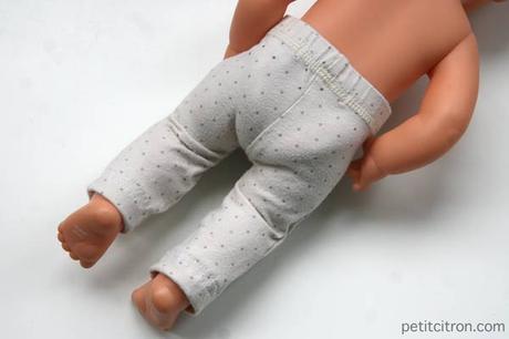Nouveau DIY spécial recyclage : retailler un pantalon de bébé pour en faire un vêtement de poupon Nouveau DIY spécial recyclage : retailler un pantalon de bébé pour en faire un vêtement de poupon