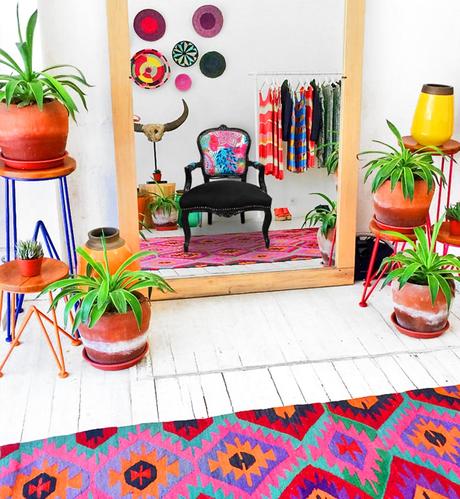 Urban Jungle : quand la déco se met au vert ! Fauteuil de style Louis XV baroque fleurs multicolores et bois noir Royal Art Palace