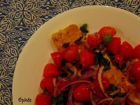 Salade de tofu, tomate, oignon, façon halloumi