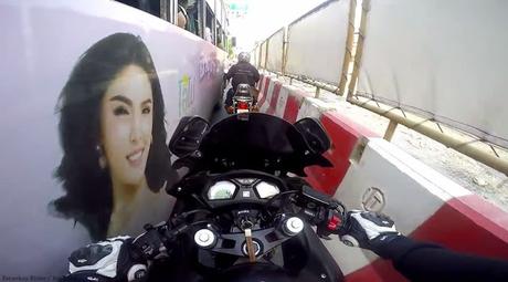 Bangkok, un motard romantique et serviable (clips)