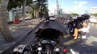 Bangkok, un motard romantique et serviable (clips)