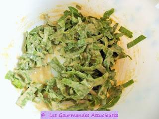 Salade de pâtes aux épinards, à l'oseille et à la bourrache, à la vinaigrette sans huile (Vegan)