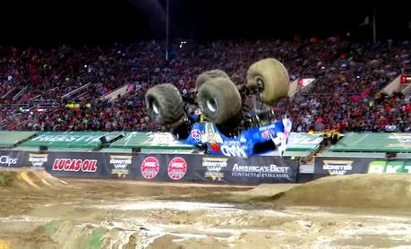 Découvrez le premier « Front Flip » réalisé avec un Monster Truck