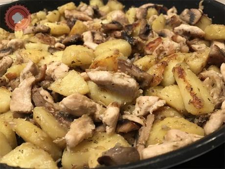 Une jolie recette de poêlée de pommes de terre, champignons et poulet à déguster en toute simplicité pour un plat familial complet.