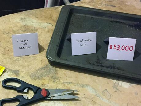 Son colocataire laissant tout traîner, il transforme son appart en galerie d'art Son colocataire laissant tout traîner, il transforme son appart en galerie d'art