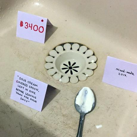 Son colocataire laissant tout traîner, il transforme son appart en galerie d'art Son colocataire laissant tout traîner, il transforme son appart en galerie d'art