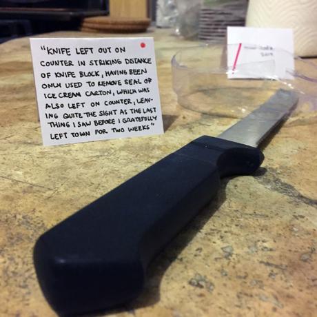 Son colocataire laissant tout traîner, il transforme son appart en galerie d'art Son colocataire laissant tout traîner, il transforme son appart en galerie d'art