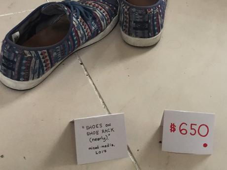 Son colocataire laissant tout traîner, il transforme son appart en galerie d'art Son colocataire laissant tout traîner, il transforme son appart en galerie d'art