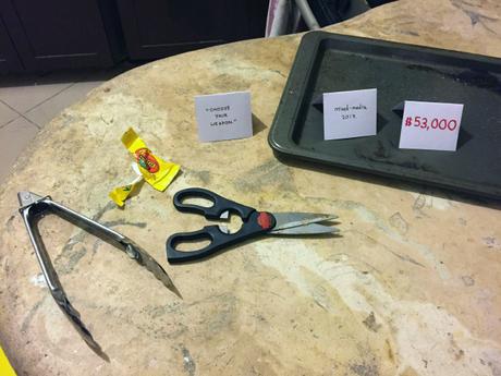 Son colocataire laissant tout traîner, il transforme son appart en galerie d'art Son colocataire laissant tout traîner, il transforme son appart en galerie d'art