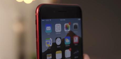 Customisation : un iPhone 7 rouge avec la vitre avant noire en vidéo