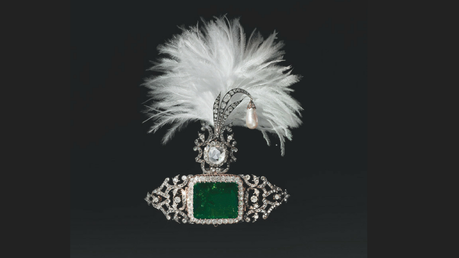 Ornement de turban (sarpech) Inde, vers 1900 (ornement de turban) ; Paris, 2012 (clip Cartier) Or, argent, émeraude, diamants, perle H: 11,7 cm; l: 12,8 cm © The Al Thani Collection 2013. Tous droits réservés. Photo Prudence Cuming Associates Ltd