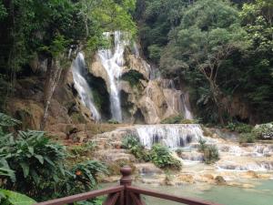 Se balancer en haut des chutes de Kuang Si, Laos Se balancer en haut des chutes de Kuang Si, Laos
