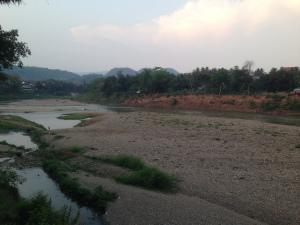 Se balancer en haut des chutes de Kuang Si, Laos Se balancer en haut des chutes de Kuang Si, Laos