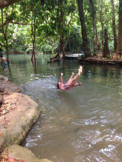 Se balancer en haut des chutes de Kuang Si, Laos Se balancer en haut des chutes de Kuang Si, Laos