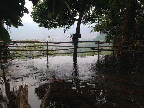 Se balancer en haut des chutes de Kuang Si, Laos Se balancer en haut des chutes de Kuang Si, Laos