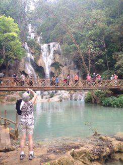 Se balancer en haut des chutes de Kuang Si, Laos Se balancer en haut des chutes de Kuang Si, Laos