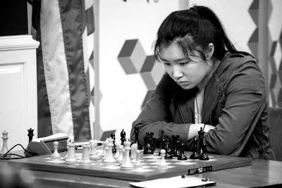 L'exploit de la ronde 4 est à mettre à l'actif de Jennifer Yu (2196) qui défait avec les Noirs Irina Krush (2444) aux championnats d'échecs des USA 2017