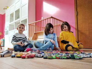 V’là le printemps ! Max et les filles jouent aux petites voitures