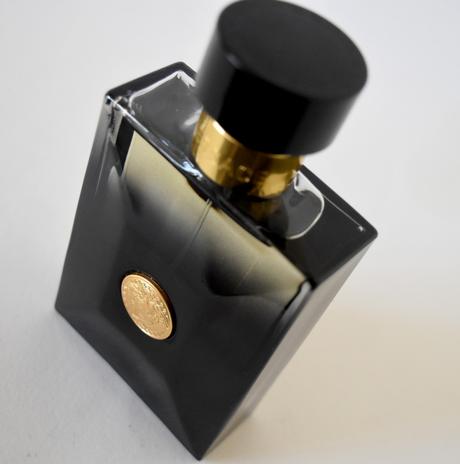 Versace Black Oud, une fragrance racée pour hommes Versace Black Oud, une fragrance racée pour hommes