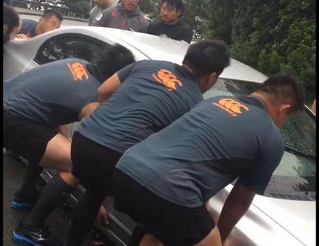 Des rugbymen japonais ont déplacé une voiture située en plein milieu de la route