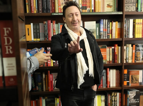Julian Lennon : quelques photos de sa séance de dédicaces à NYC Julian Lennon : quelques photos de sa séance de dédicaces à NYC