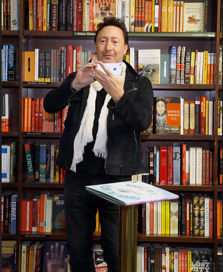 Julian Lennon : quelques photos de sa séance de dédicaces à NYC Julian Lennon : quelques photos de sa séance de dédicaces à NYC
