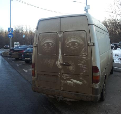 Moscou : Il transforme la saleté des véhicules en oeuvres d’art