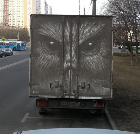 Moscou : Il transforme la saleté des véhicules en oeuvres d’art