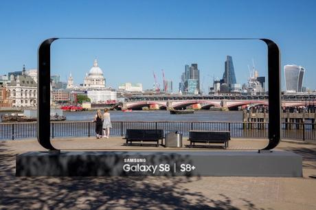 Samsung lance un smartphone avec un écran monstrueux pour promouvoir son Galaxy S8 Samsung lance un smartphone avec un écran monstrueux pour promouvoir son Galaxy S8
