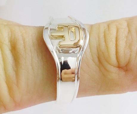 Chevalière pour homme avec initiales en or chevalièe grande taille au doigt