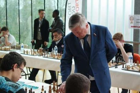Le grand champion d'échecs Anatoli Karpov donne une simultanée au Phare de Belfort contre 16 joueurs - Photo © site officiel 
