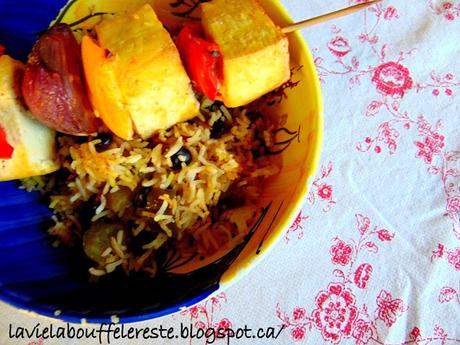 Riz jamaïcain aux haricots noirs et brochettes
