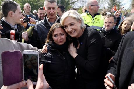 Les photos tout sourire de Marine Le Pen au milieu des ouvriers Whirlpool bientôt sans emploi sont d'une violence indescriptible.