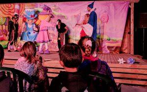 Tentons les Campings Clubs français à six Capfun Feerix de Marseillan, le spectacle de Carambouille !