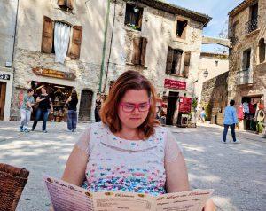 Tentons les Campings Clubs français à six Dans les rues de Saint Guilhem le Désert