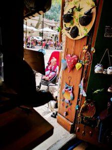 Tentons les Campings Clubs français à six Les petits commerces de Saint Guilhem le Désert