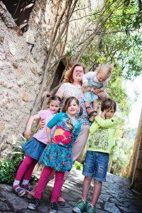 Tentons les Campings Clubs français à six Dans les rues de Saint Guilhem le Désert