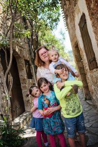 Tentons les Campings Clubs français à six Dans les rues de Saint Guilhem le Désert