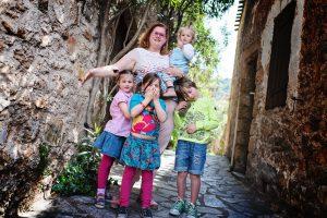 Tentons les Campings Clubs français à six Dans les rues de Saint Guilhem le Désert