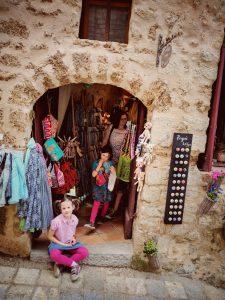 Tentons les Campings Clubs français à six Les petits commerces de Saint Guilhem le Désert