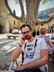 Tentons les Campings Clubs français à six Dans les rues de Saint Guilhem le Désert