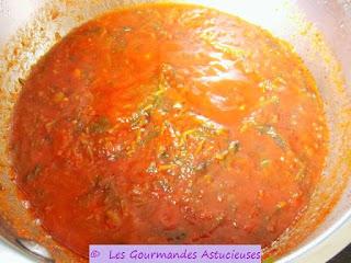 Polenta à l'origan et au persil sur sauce tomate au mouron et à la sauge (Vegan)